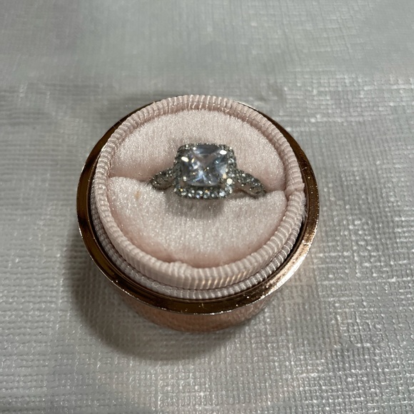 Beautiful, silver in color, ladies, adjustable, fashion ring with cushion stone - Picture 2 of 3